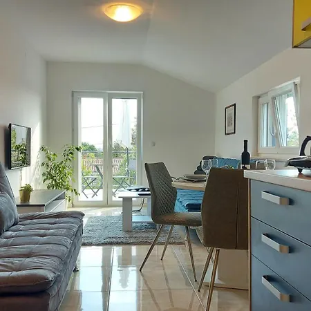Brajde Krk, * Pinezići